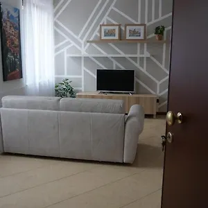 Appartamento A E Parcheggio Nella Proprietà, Verona